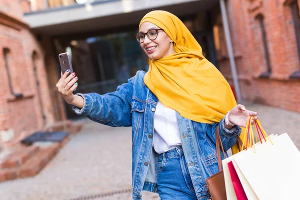 Penjualan, teknologi dan pembelian konsep Happy arab muslim wanita mengambil selfie luar rumah setelah berbelanja — Stok Foto