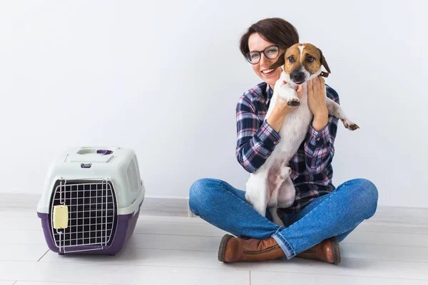 Sac de transport pour chien et concept de propriétaire d'animaux de compagnie - Jolie femme gaie en chemise à carreaux détient animal favori. femme heureuse avec son jack russell terrier — Photo