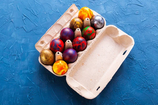 Ręcznie malowane pisanki w pudełku jaj — Zdjęcie stockowe