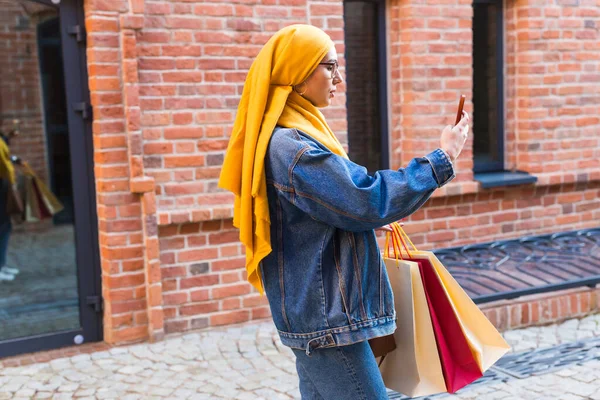 Penjualan, teknologi dan pembelian konsep Happy arab muslim wanita mengambil selfie luar rumah setelah berbelanja — Stok Foto