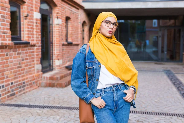 Mulher muçulmana árabe bonita vestindo hijab amarelo, retrato feminino elegante sobre a rua da cidade . — Fotografia de Stock