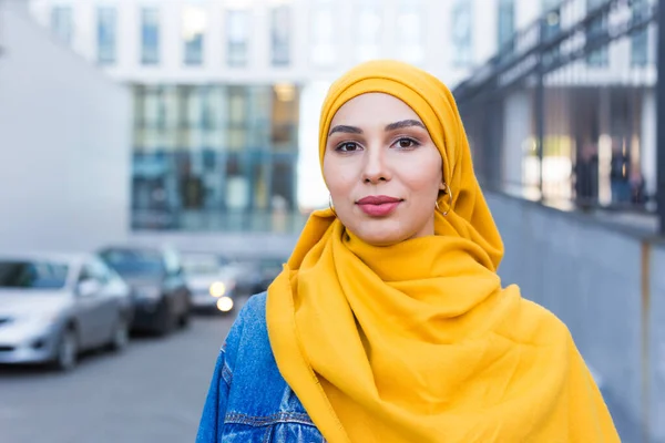 Sarı başörtüsü takan güzel bir Arap kadın, şehrin caddesinde şık bir kadın yüzü. — Stok fotoğraf