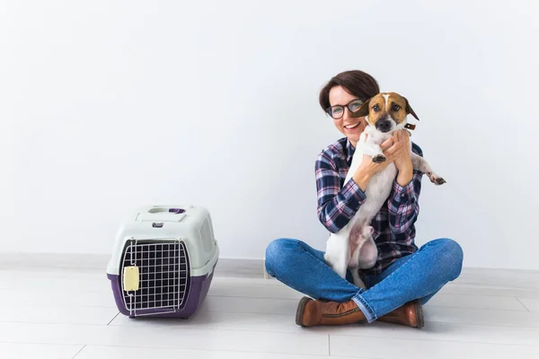 Sac de transport pour chien et concept de propriétaire d'animaux de compagnie - Jolie femme gaie en chemise à carreaux détient animal favori. femme heureuse avec son jack russell terrier — Photo