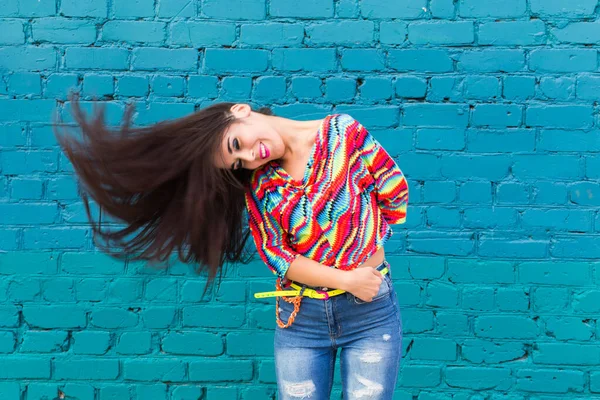 Καλοκαίρι και χαρά έννοια - Χαρούμενη νεαρή γυναίκα τινάζει τα μαλλιά της σε εξωτερικούς χώρους, χαμογελώντας και νιώθοντας χαρούμενη και ελεύθερη και διασκεδάζοντας, αντιγραφή χώρου — Φωτογραφία Αρχείου