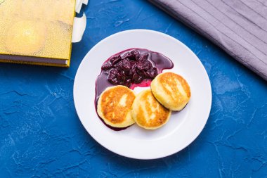 Kiraz reçelli süzme peynir krepleri, yakın çekim, üst manzara..