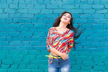 Mutluluk ve çılgınlık. Gülen komik kız dışarıda eğleniyor ve dans ediyor. Uzun saçlı, açık havada oynayan çekici bir kadın.