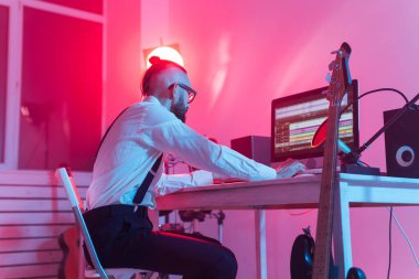 Evdeki dijital stüdyoda profesyonel müzisyen kayıt sentezleyicisi, müzik üretim teknolojisi konsepti.