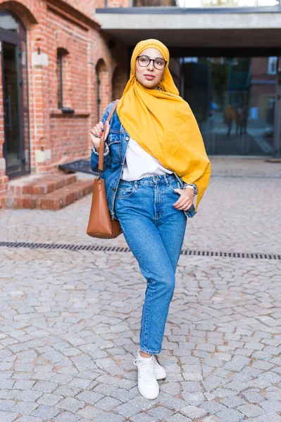 Sarı başörtüsü takan güzel bir Arap kadın, şehrin caddesinde şık bir kadın portresi. — Stok fotoğraf