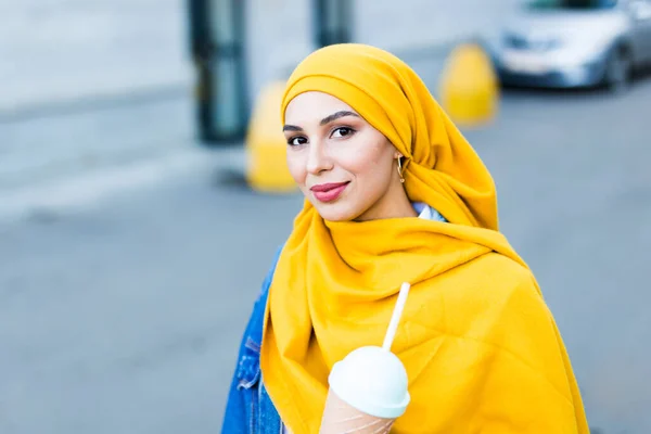 Genç, güzel, tesettürlü, açık havada soğuk kokteyl içen Arap kadın.. — Stok fotoğraf