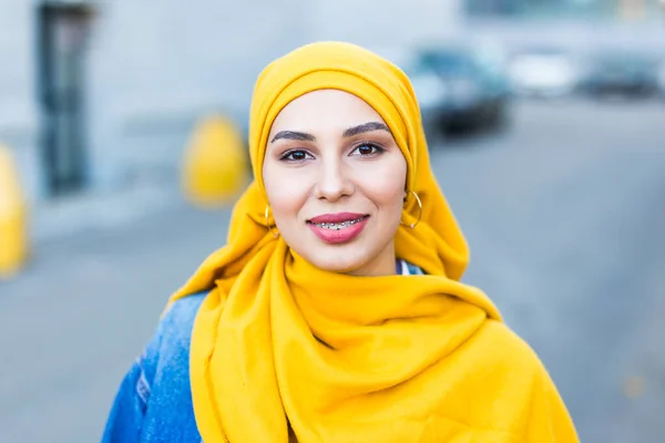 Sarı başörtüsü takan güzel bir Arap kadın, şehrin caddesinde şık bir kadın yüzü. — Stok fotoğraf