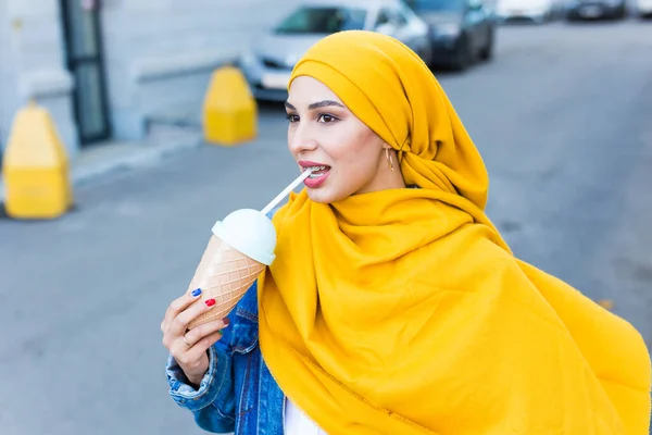 Genç Arap Müslüman kadın dışarıda kokteyl içiyor.. — Stok fotoğraf