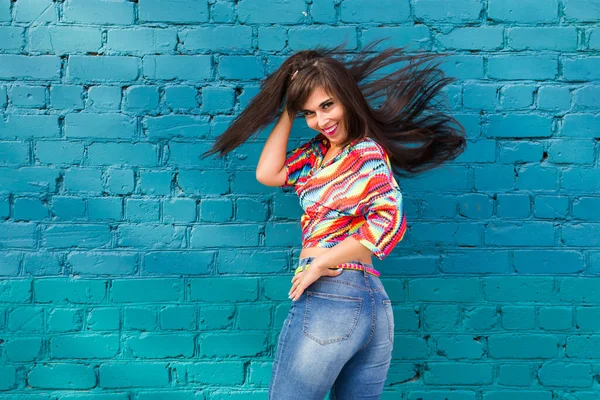 Καλοκαίρι και χαρά έννοια - Χαρούμενη νεαρή γυναίκα τινάζει τα μαλλιά της σε εξωτερικούς χώρους, χαμογελώντας και νιώθοντας χαρούμενη και ελεύθερη και διασκεδάζοντας. — Φωτογραφία Αρχείου