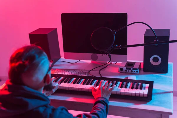 Musiker och göra musik koncept - Man ljudproducent arbetar i inspelningsstudio. — Stockfoto
