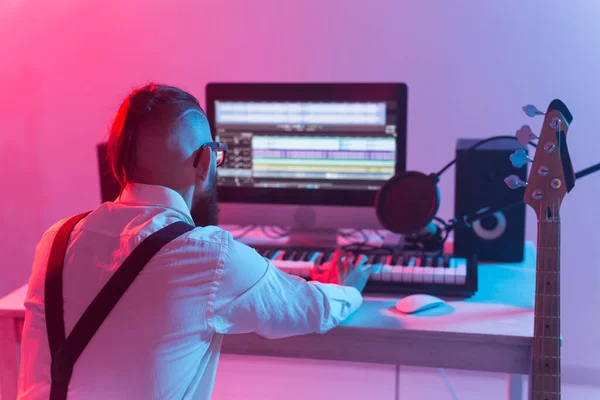 Músico profesional sintetizador de grabación en estudio digital en casa, concepto de tecnología de producción musical . —  Fotos de Stock