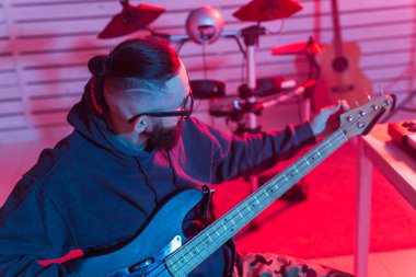 Müzisyen ve müzik konsepti - Kayıt stüdyosunda çalışan erkek ses üreticisi.