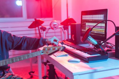 Müzisyen ve müzik konsepti - Kayıt stüdyosunda çalışan erkek ses üreticisi.