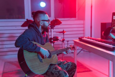 Müzik ve kayıt stüdyosu konsepti yaratmak - Sakallı komik adam gitaristi ev stüdyosunda elektro gitar kaydı yapıyor