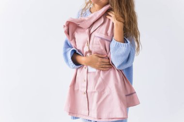 Çevrimiçi alışveriş, dağıtım ve moda konsepti - Kanepede oturan kadın online kıyafet alışverişi yapıyor