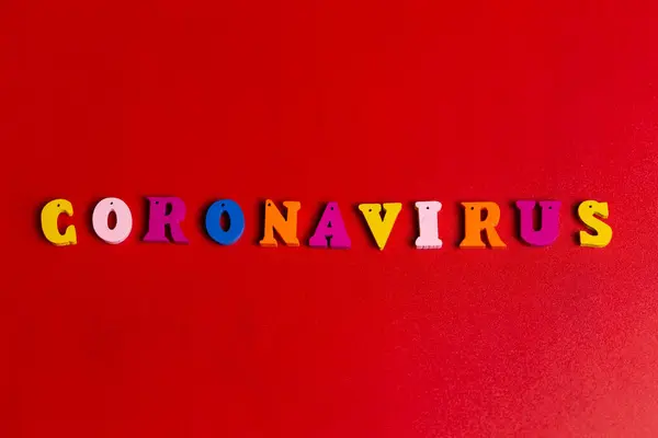 Concepto de pandemia y virus - Palabra de Coronavirus hecha de bloques de colores. Texto del Coronavirus sobre fondo rojo. Coronavirus concepto vista superior . —  Fotos de Stock