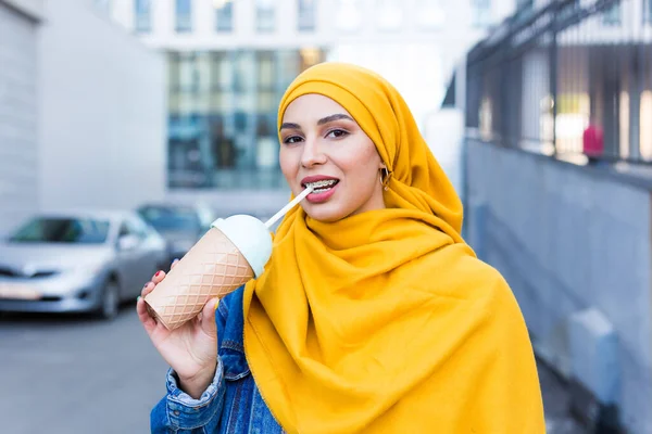 Genç, güzel, tesettürlü, açık havada soğuk kokteyl içen Arap kadın.. — Stok fotoğraf
