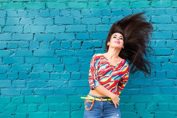 Καλοκαίρι και χαρά έννοια - Χαρούμενη νεαρή γυναίκα τινάζει τα μαλλιά της σε εξωτερικούς χώρους, χαμογελώντας και νιώθοντας χαρούμενη και ελεύθερη και διασκεδάζοντας, αντιγραφή χώρου — Φωτογραφία Αρχείου