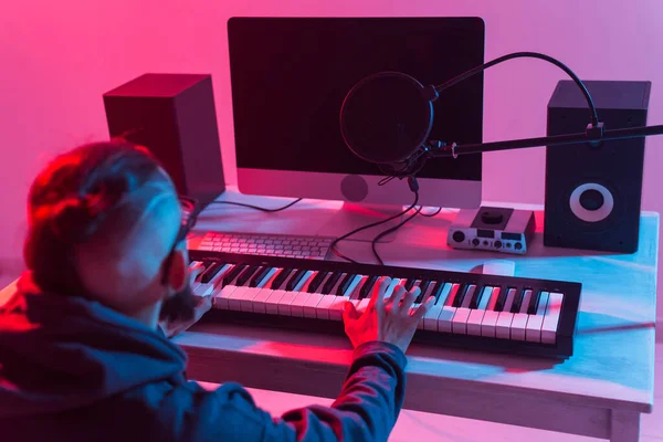 Músico y haciendo concepto de música - Productor de sonido masculino trabajando en estudio de grabación . — Foto de Stock