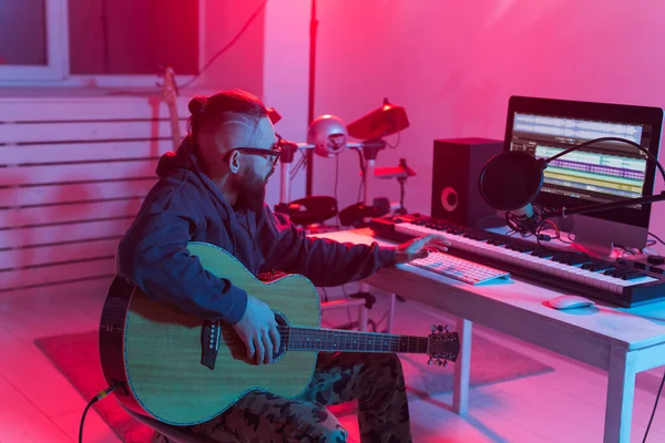 Professionell musiker inspelning gitarr i digital studio hemma, Musik produktion teknik koncept. — Stockfoto