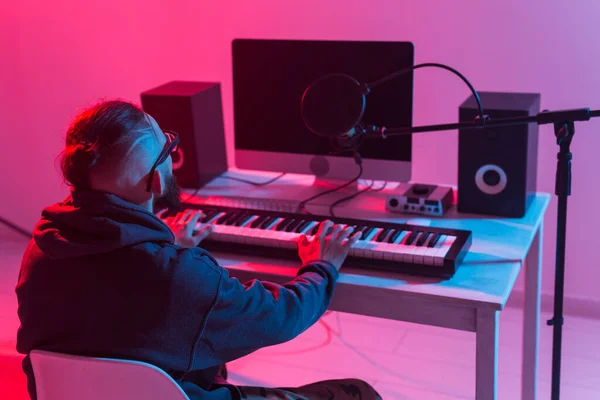 Professioneller Musiker nimmt Synthesizer im digitalen Studio zu Hause auf, Konzept der Musikproduktionstechnologie. — Stockfoto