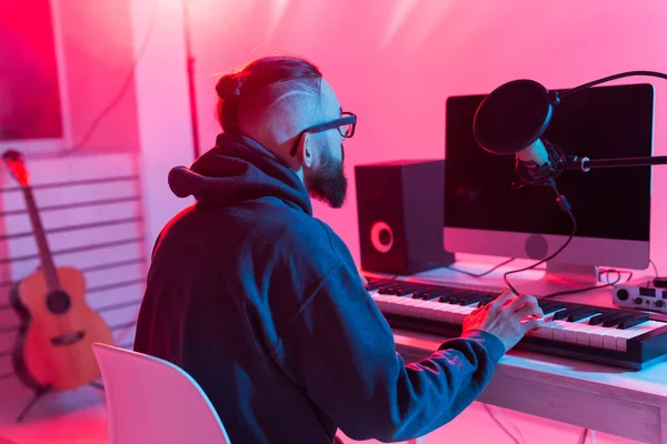 Músico y haciendo concepto de música - Productor de sonido masculino trabajando en estudio de grabación . — Foto de Stock