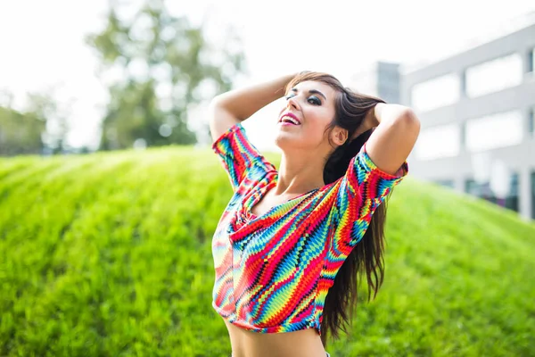 Piękna, atrakcyjna młoda kobieta bawiąca się i tańcząca w parku w słoneczny letni dzień. — Zdjęcie stockowe