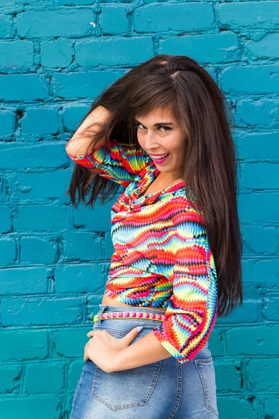 Felicità e follia. Sorridente ragazza divertente divertirsi all'aperto e balli. Giovane donna attraente con i capelli lunghi posa all'aperto — Foto Stock