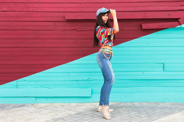 Felicidade e loucura. Sorrindo menina engraçada se divertir ao ar livre e danças. Jovem mulher atraente com cabelo longo posando ao ar livre — Fotografia de Stock