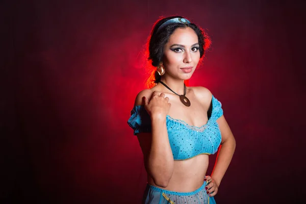 Ritratto della principessa Jasmine, una giovane donna a immagine di una fata orientale Principessa su sfondo scuro . — Foto Stock