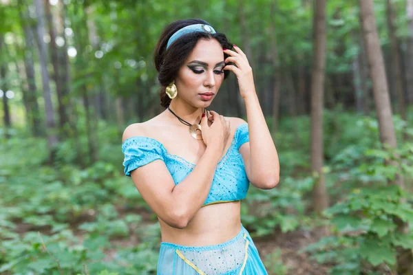 Porträtt av prinsessan Jasmine, en ung kvinna i bilden av en österländsk älva prinsessa utomhus. — Stockfoto