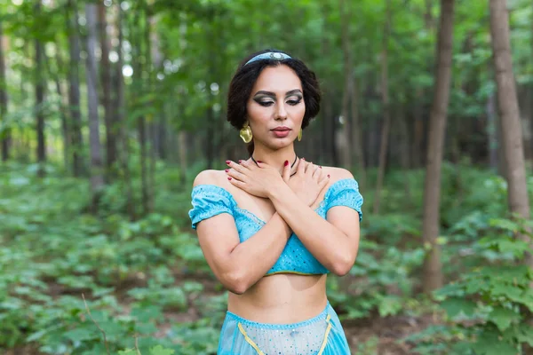 Portrait of princess Jasmine, a young woman in the image of an Eastern fairy Princess outdoor. — Stock Photo, Image