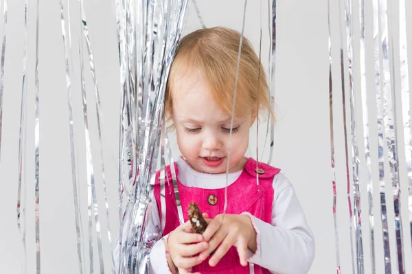 Concepto de infancia y niños - Retrato de cerca de una niña bonita sobre un fondo brillante . —  Fotos de Stock