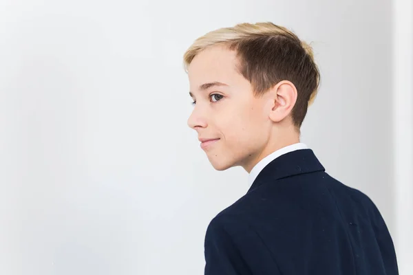 Retrato de adolescente escolar con estilo en camisa blanca y chaqueta sobre fondo blanco con espacio de copia . — Foto de Stock