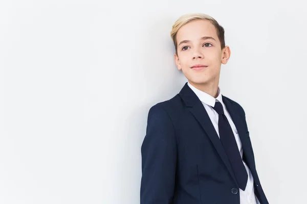 Portré stílusos iskolás fiú tinédzser fehér ing és kabát ellen fehér háttér másolás hely. — Stock Fotó