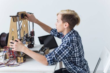 Eğitim, çocuklar, teknoloji konsepti - genç çocuk 3D yazıcı kullanıyor.