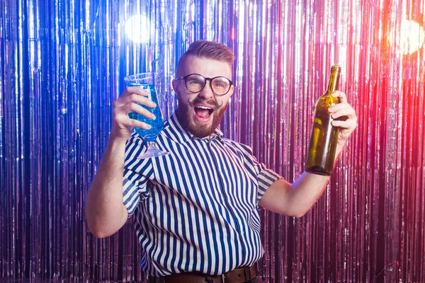 Алкоголізм, веселощі та дурень концепція - п'яний хлопець на вечірці в нічному клубі . — стокове фото