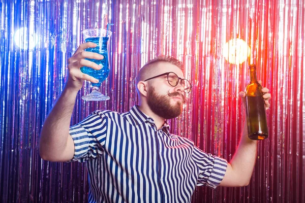 Alkoholismus, Spaß und Dummkopf-Konzept - Betrunkener auf Party in Nachtclub. — Stockfoto