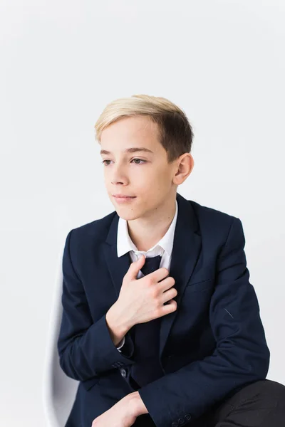 Retrato de adolescente escolar con estilo en camisa blanca y chaqueta sobre fondo blanco . — Foto de Stock