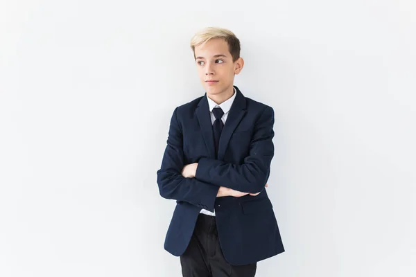 Retrato de adolescente escola elegante em camisa branca e jaqueta contra fundo branco com espaço de cópia . — Fotografia de Stock