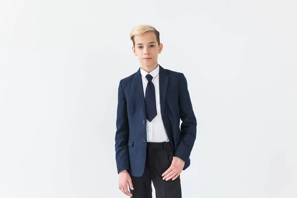 Ritratto di ragazzo della scuola elegante adolescente in camicia bianca e giacca su sfondo bianco con spazio copia . — Foto Stock