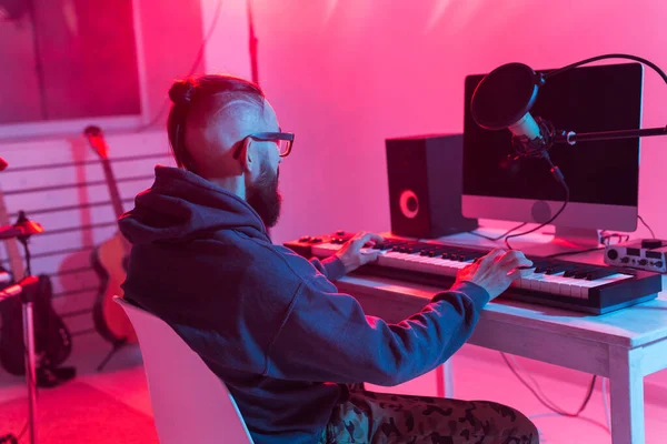 Productor de sonido masculino trabajando en estudio de grabación . — Foto de Stock