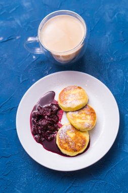 Kiraz reçelli süzme peynir krepleri, yakın çekim, üst manzara..
