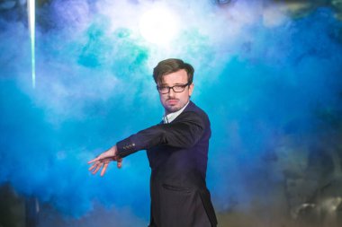 Pasadoble, Latince solo dans ve çağdaş dans - Yakışıklı erkek duman bulutunda dans ediyor.