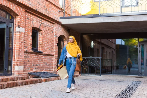 Försäljning och inköp koncept - Happy arab muslim flicka med shoppingväskor efter köpcentret — Stockfoto