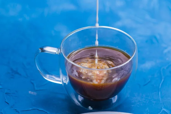 Концепция утреннего и завтрака - Налить сливки в чашку кофе — стоковое фото