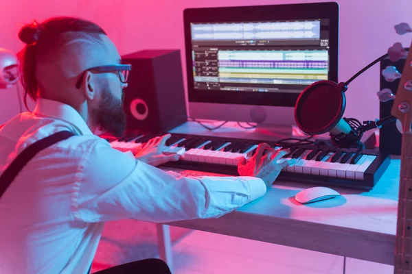 Professionele muzikant opnemen synthesizer in digitale studio thuis, Music production technology concept. — Stockfoto